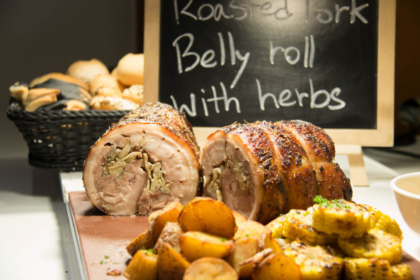 烤五花肉与香料。乡村风格图片下载