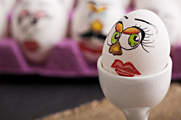 有趣的鸡蛋和鸡蛋上的面部表情图片下载