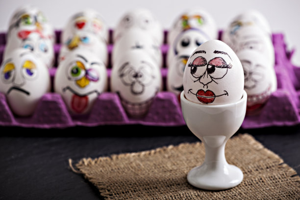 有趣的鸡蛋和鸡蛋上的面部表情图片下载