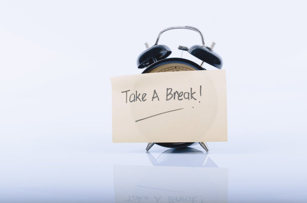 在白色背景上的老式闹钟上休息一下图片下载