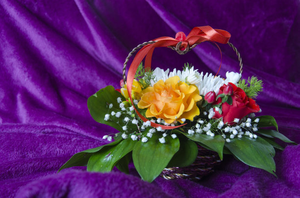 以玫瑰和红酒为背景的浪漫作曲。图片下载