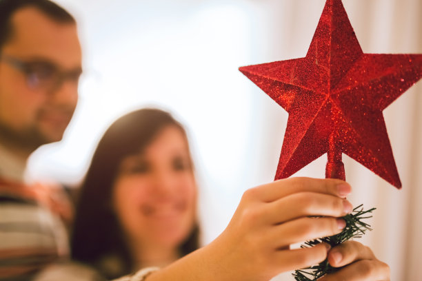 装饰圣诞树的夫妇图片下载