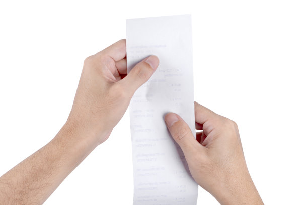 一名男子手持支票、收据、超市购物单孤立在白色背景上图片下载