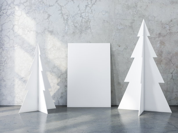 垂直海报帆布模型与两棵圣诞树在混凝土室内图片下载