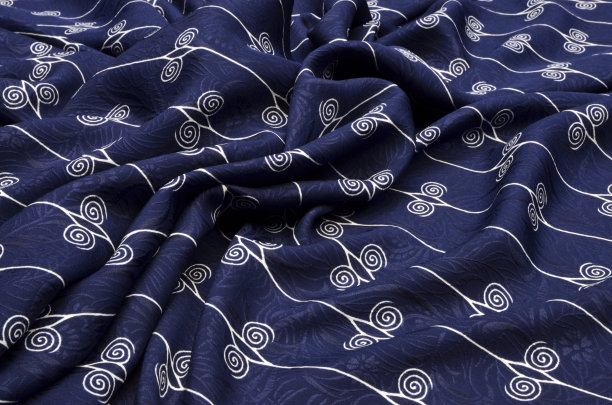 深蓝色上镶有白色装饰品的丝绸图片下载