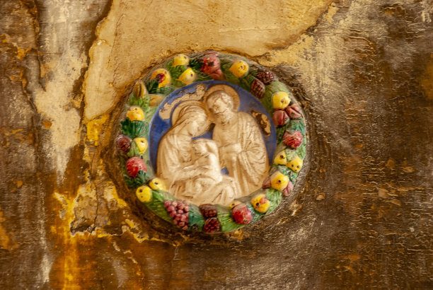 马耳他瓦莱塔一所房子前门外的一个宗教象征图片下载