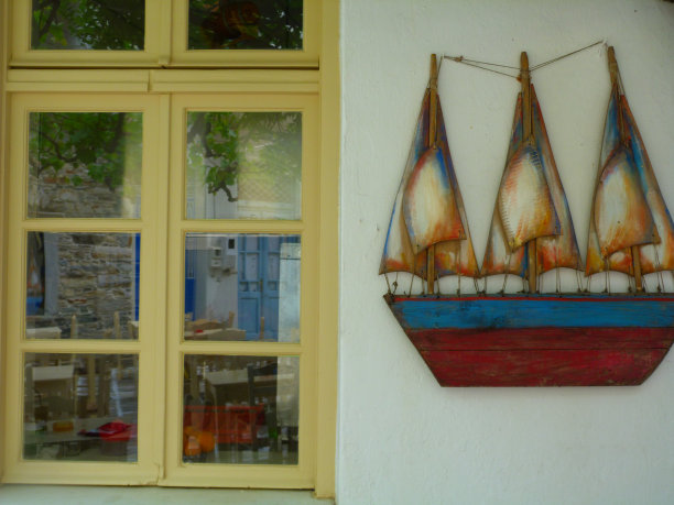 船和窗户，纳克索斯岛，基克拉迪斯，希腊图片下载