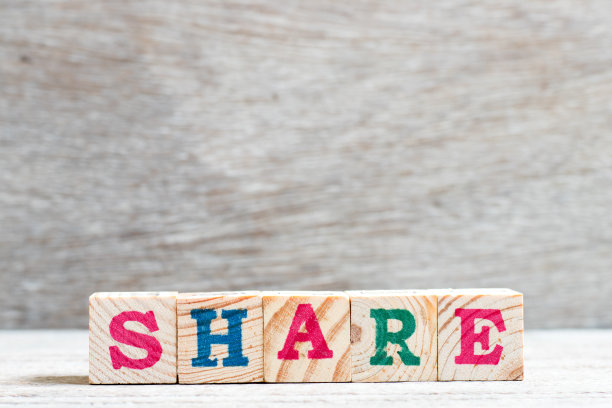 字母块在字分享木背景上图片下载