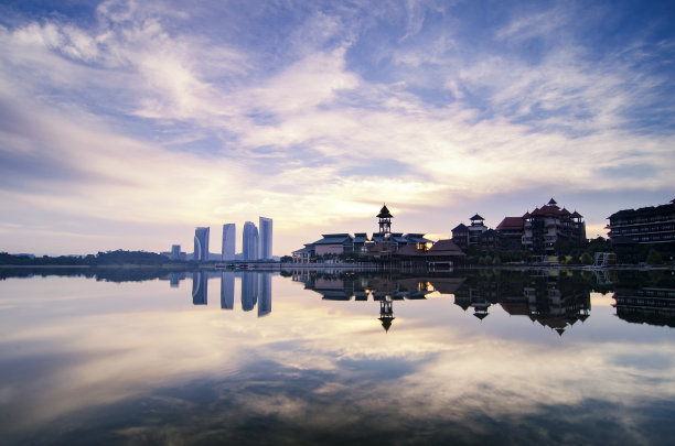 美丽的雾蒙蒙的早晨风景与湖泊和多云的天空的倒影图片下载