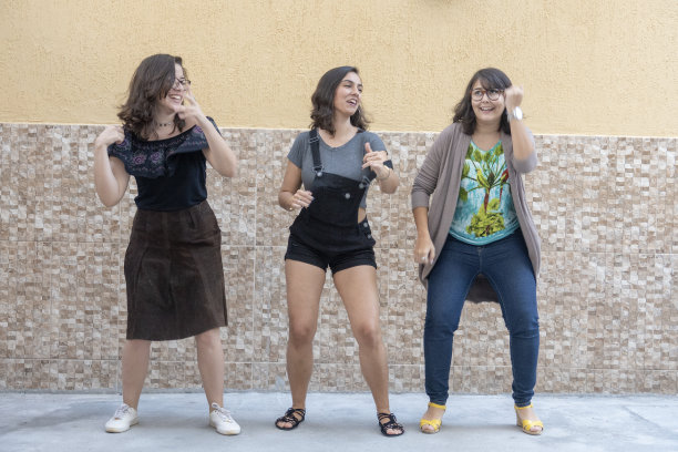 三个女孩在外面跳舞图片下载