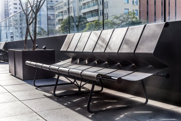 长凳建筑物外部区域的长凳图片下载