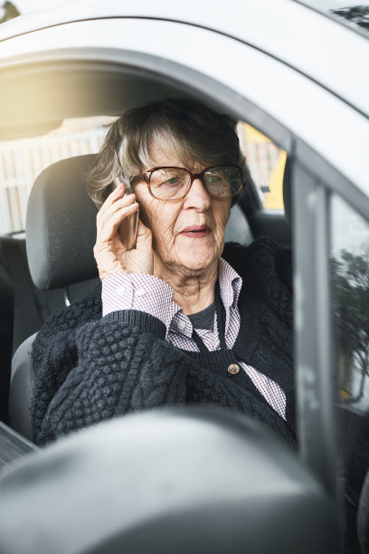 在车里打电话的资深女士焦急地皱着眉头图片下载