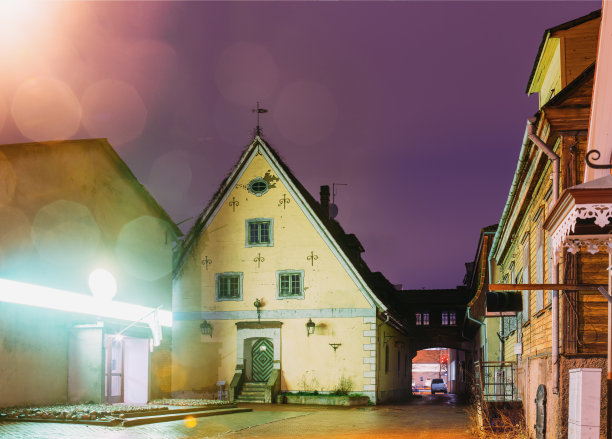 派尔努,爱沙尼亚。在帕努救济院在Hospidali街的最古老的建筑的夜景图片下载