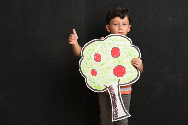 可爱的孩子抱着树画。图片下载