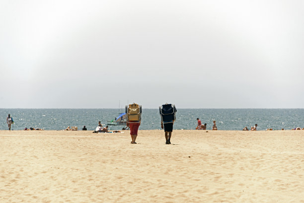 两个人背着背包在威尼斯海滩散步，加州的夏天图片下载