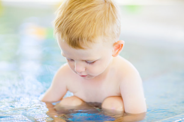 肖像微笑可爱的男孩有乐趣，特写图片下载