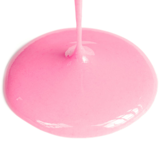 倒喝酸奶在白色的背景图片下载