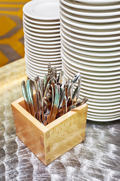 一堆干净的盘子和餐具准备上桌图片下载