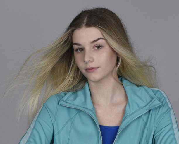 漂亮的年轻姑娘，在画室里，画像图片下载