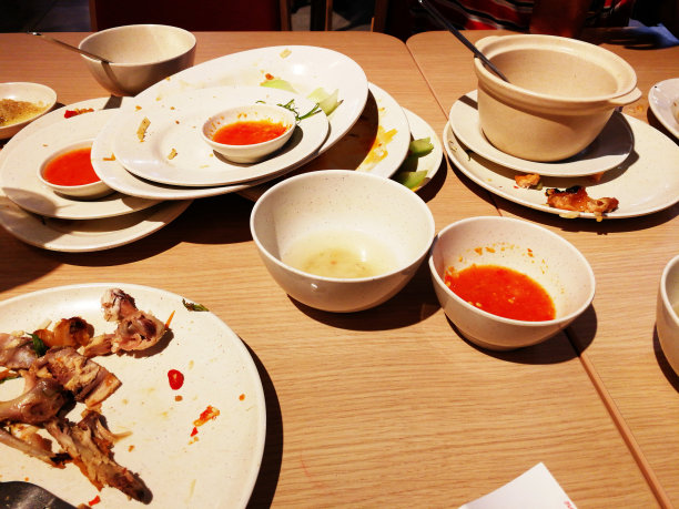 桌子上的脏盘子图片下载