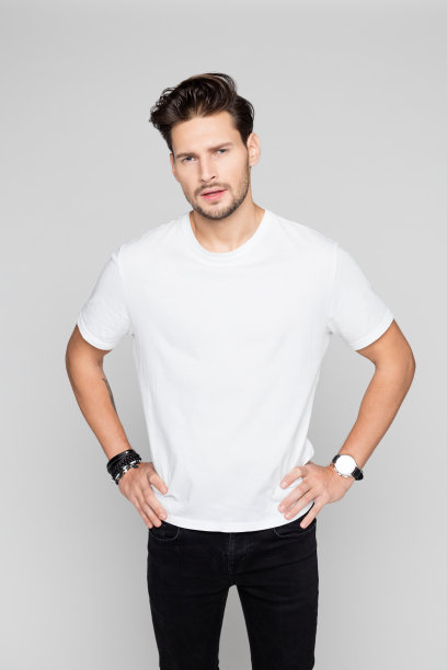 帅小伙双手叉腰站着图片下载