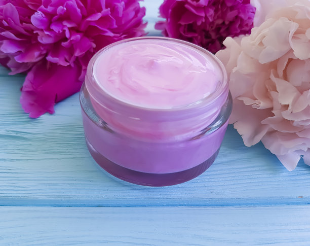 奶油牡丹化妆花在木制背景上图片下载