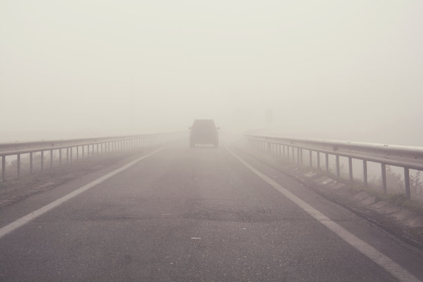 路上有雾。软的焦点。健美的图片下载