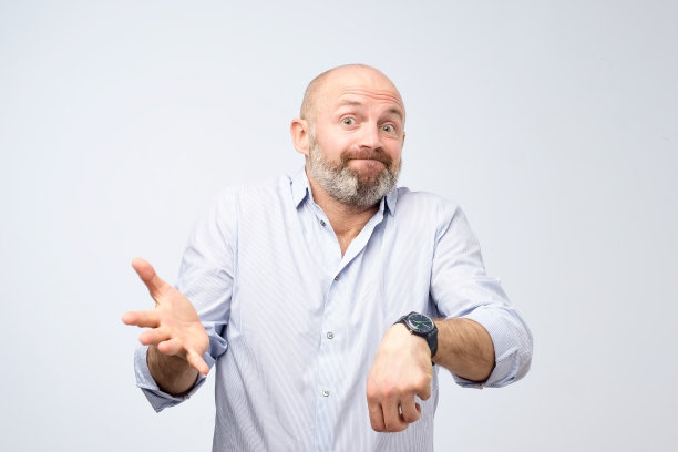 成熟迷茫的人不是迟到就是手表坏了。图片下载