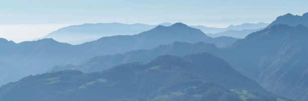 在丘陵和阿尔卑斯山脉的景观，空气潮湿和污染。意大利贝加莫法诺山全景图图片下载