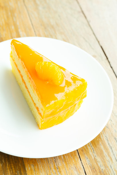 橘色蛋糕放在木桌上图片下载