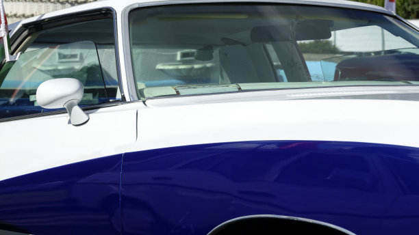 一辆老式汽车的碎片图片下载