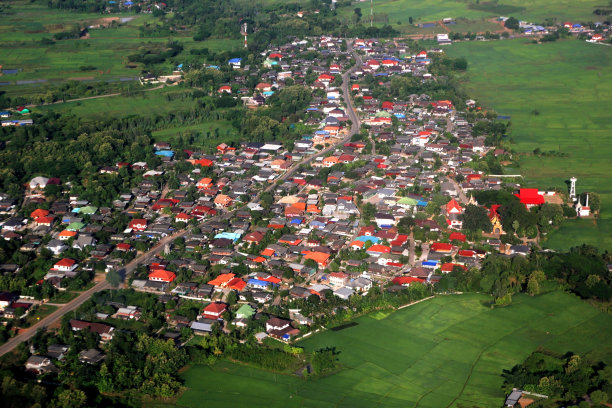 一个村庄的鸟瞰图图片下载