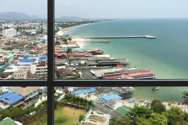 透过窗户鸟瞰华欣美丽的夏季。华欣是泰国著名的旅游胜地。图片下载