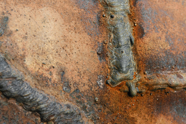 工业焊缝上生锈的金属管的特写图片下载