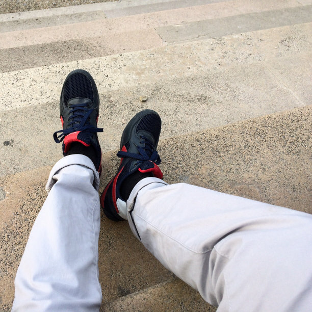 牛仔裤和运动鞋的腿图片下载