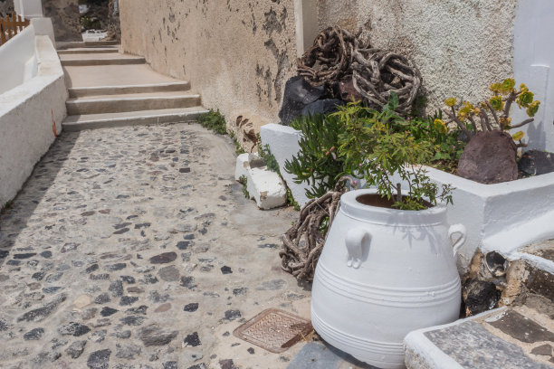 圣托里尼岛一户人家外面的希腊陶器图片下载