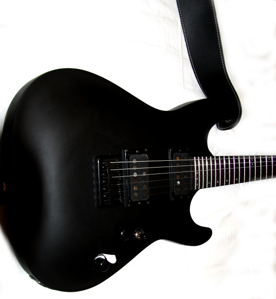 黑色吉他孤立在白色背景上图片下载