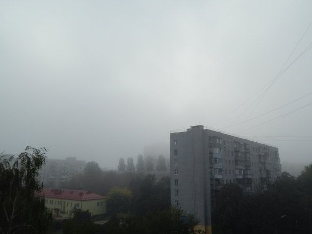 早晨的秋雾笼罩着这个城市图片下载