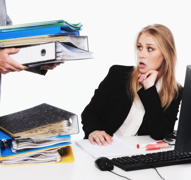 过度工作的金发办公室职员对额外的工作感到震惊图片下载