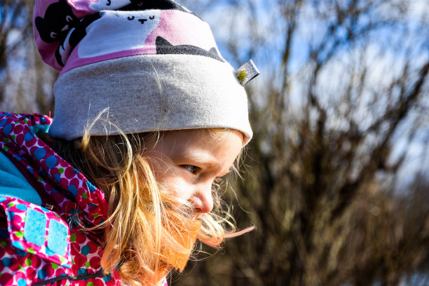 蹒跚学步的孩子在寒冷的冬天凝视着湖面图片下载