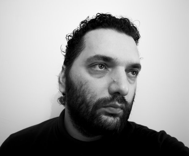 一个英俊的年轻人的特写肖像与勇敢的男子汉的脸。图片下载