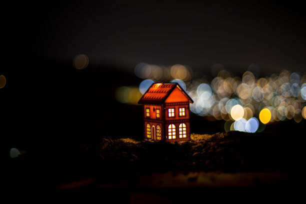 小装饰的房子，美丽喜庆的静物，夜晚可爱的小房子，夜城真实的散景背景，快乐的寒假图片下载