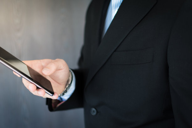 一位年轻的主管正在用他的手机工作图片下载