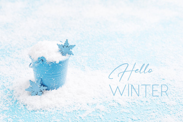 冬季假日卡片与小蓝桶雪和文字你好冬天。图片下载