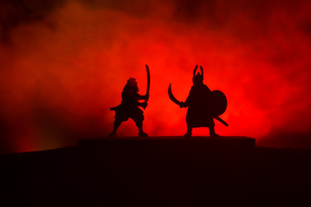 两个武士决斗的剪影。画上两个武士和日落的天空图片下载