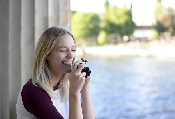 拿着旧相机的女人图片下载