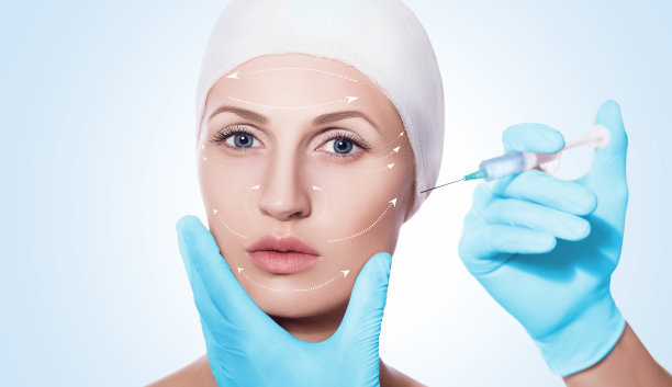 脸上带着箭的美女正在接受面部注射图片下载