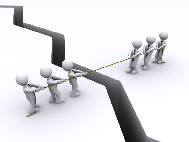 两队通过把绳子拉过裂缝来比赛图片下载