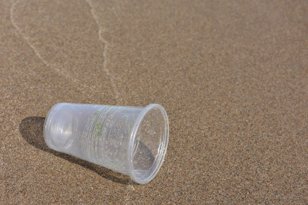 海滩上的塑料垃圾图片下载