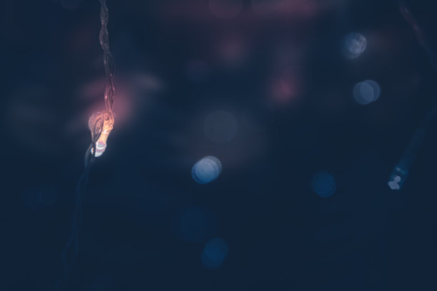 新年圣诞bokeh黑色复古背景与圣诞灯黑蓝色粉色淡紫色图片下载